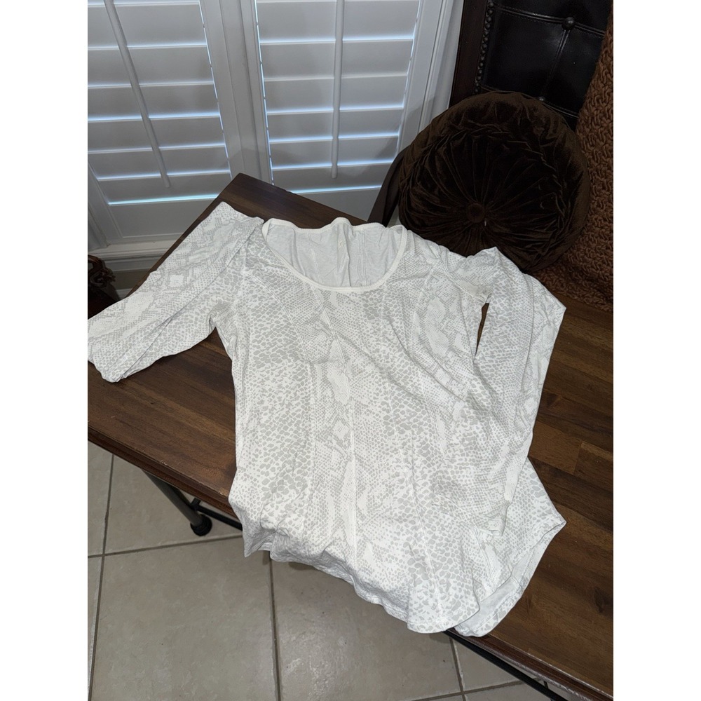 Lululemon Between the Lines Long Sleeve Top Desert Snake White Silver Womens 4/6